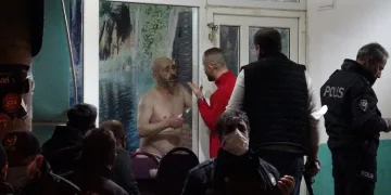 Bursa’da elinde bıçakla 9 kişiyi rehin aldı