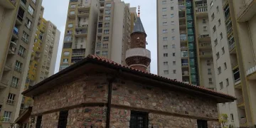 Bursa’da gökdelenlerin arasında 700 yıllık mescit