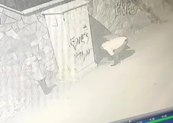 Bursa’da zincirle direğe bağlı çöp kovasını çaldı