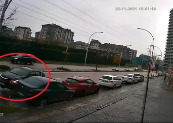 Bursa’da yağmurla gelen kaza kameraya yansıdı
