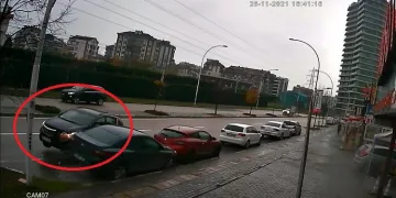 Bursa’da yağmurla gelen kaza kameraya yansıdı