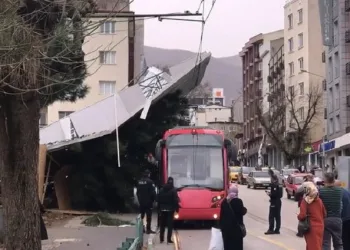 Bursa’da lodos yıktı geçti! Tramvayın üstüne çatı uçtu