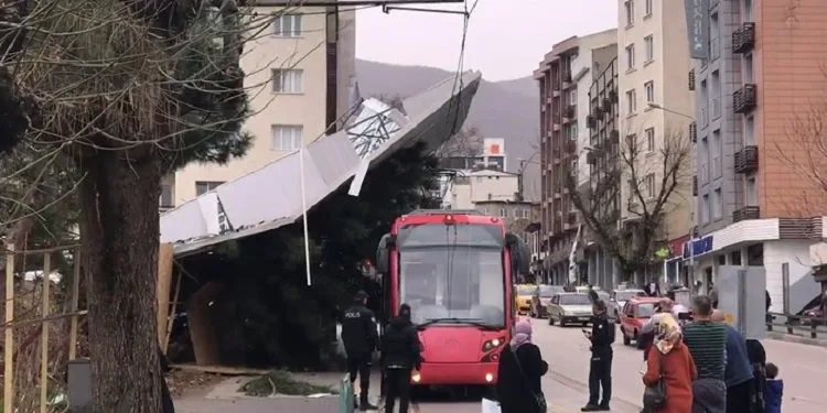 Bursa’da lodos yıktı geçti! Tramvayın üstüne çatı uçtu