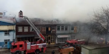 Bursa’da 3 mobilya imalathanesinde yangın
