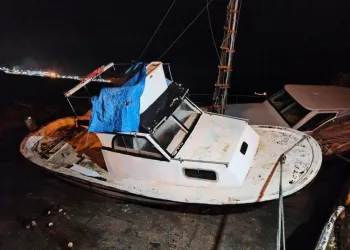 Bursa’da fırtınada tekneler karaya vurdu