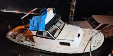 Bursa’da fırtınada tekneler karaya vurdu