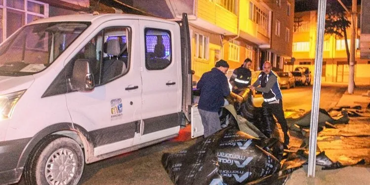 Bursa Karacabey Belediyesi ekipleri lodosa karşı gece boyunca sahadaydı