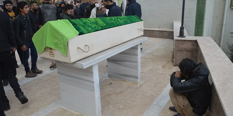 Bursa’da kardeşinin tabutunu gözyaşlarıyla taşıdı