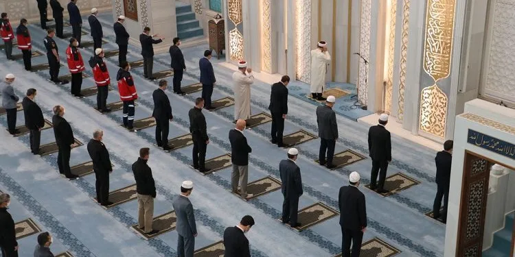 Diyanet’ten ‘normal saf düzeni’ genelgesi