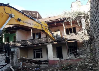 Bursa’da metruk binalar tek tek yıkılıyor