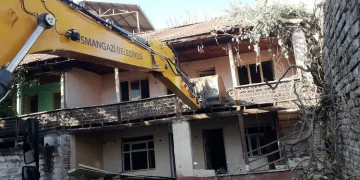 Bursa’da metruk binalar tek tek yıkılıyor