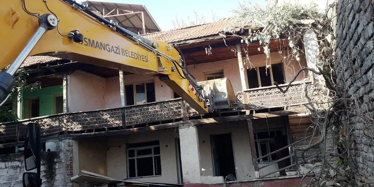 Bursa’da metruk binalar tek tek yıkılıyor
