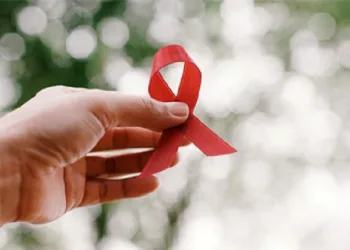 Hiç tedavi görmeden AIDS’i yendi