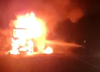 Bursa’da asit yüklü tanker devrilerek yandı
