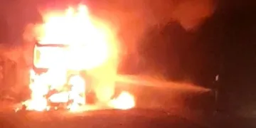 Bursa’da asit yüklü tanker devrilerek yandı