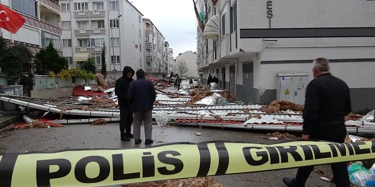 Fırtınanın vurduğu Gemlik’te temizlik çalışması