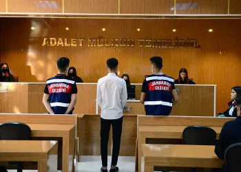 Bursa’da okuldaki duruşma salonunda uygulamalı eğitim