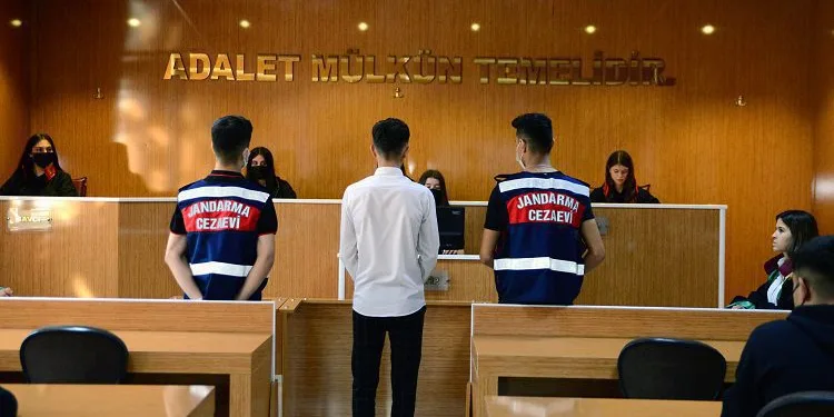 Bursa’da okuldaki duruşma salonunda uygulamalı eğitim