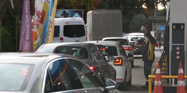 Zam öncesi akaryakıt istasyonlarında kuyruk