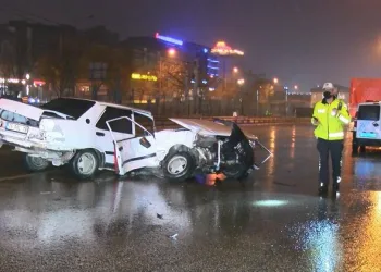 Bursa’da kamyona çarpan araç ikiye bölündü
