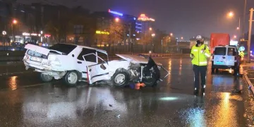 Bursa’da kamyona çarpan araç ikiye bölündü