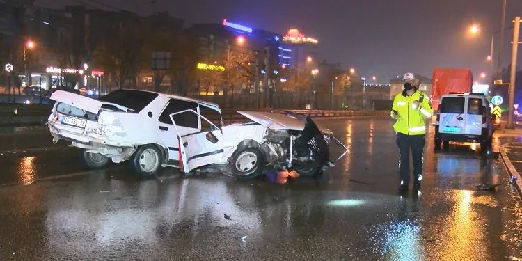Bursa’da kamyona çarpan araç ikiye bölündü