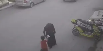 Bursa’da yerde içi para dolu çantayı çocuğuna aldırdı