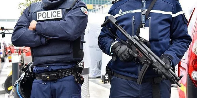 Fransa’da polise bıçaklı saldırı