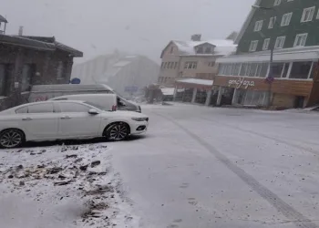Uludağ güne kar sürpriziyle uyandı