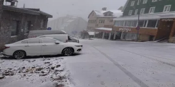 Uludağ güne kar sürpriziyle uyandı