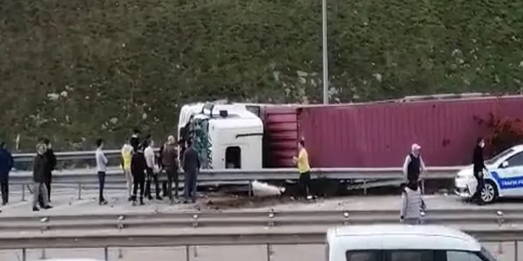 Bursa-Ankara otoyolunda TIR devrildi