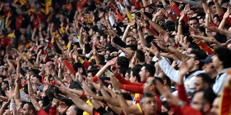 Tezahürat yaparken maske takın önerisi