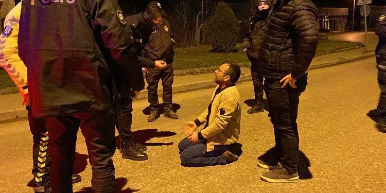 Bursa’da alkollü yakalanınca diz çöküp polise yalvardı