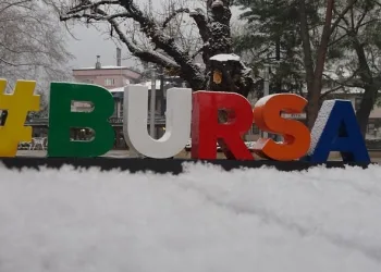 Bursa kent merkezine mevsimin ilk karı yağdı
