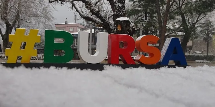 Bursa kent merkezine mevsimin ilk karı yağdı