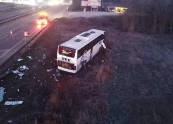 Bursa’da yolcu otobüsü tarlaya uçtu! Yaralılar var