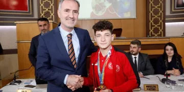 İnegöl Belediyesi Başkanı dünya şampiyonunu mecliste ağırladı