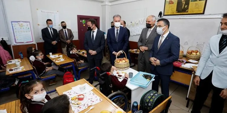 Yerli malı haftasında öğrencilere İnegöl’ün yerli ürünleri ikram edildi