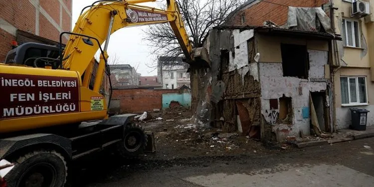 İnegöl’de 12 metruk binanın yıkımı yapıldı