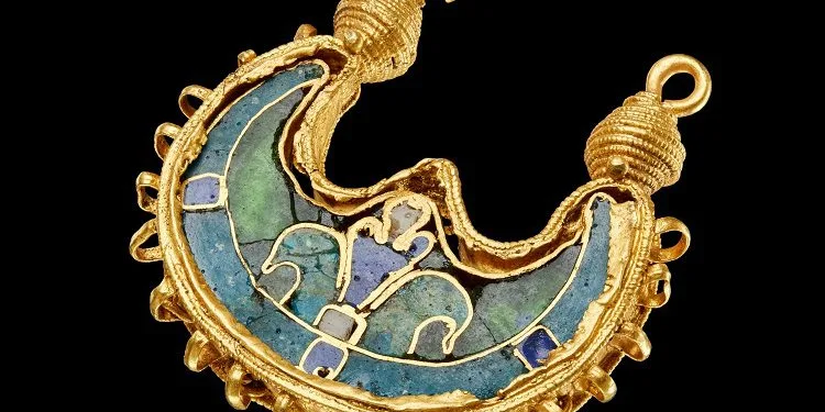 Danimarka’da Viking döneminden kalma altın küpe bulundu