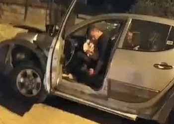 Bursa’da virajı alamayan araç bahçe duvarına çarptı