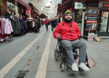 Sivilceyi sıktı tekerlekli sandalyeye mahkum oldu