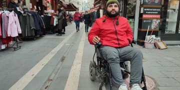 Sivilceyi sıktı tekerlekli sandalyeye mahkum oldu