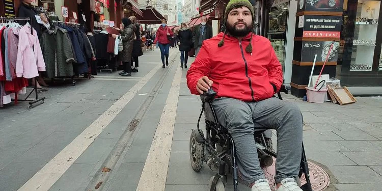 Sivilceyi sıktı tekerlekli sandalyeye mahkum oldu
