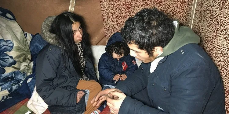 Bursa’da eşi ve kızıyla mağara gibi depoda yaşıyor