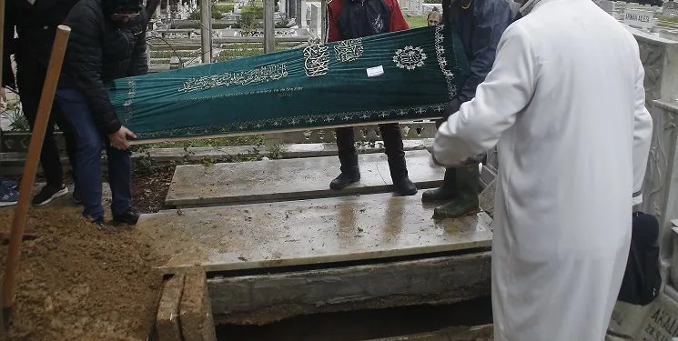 Vasiyeti yerine getirildi! Annesinin mezarına gömüldü