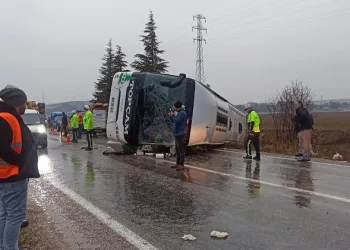 Yolcu otobüsü devrildi: 2 ölü