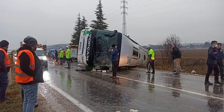 Yolcu otobüsü devrildi: 2 ölü