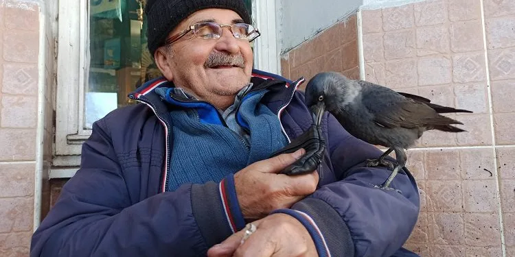 Dostlukları 1 yıl önce başladı! Her gün elleriyle besliyor