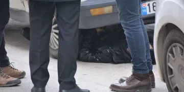Girdiği otomobilin altında ölü bulundu